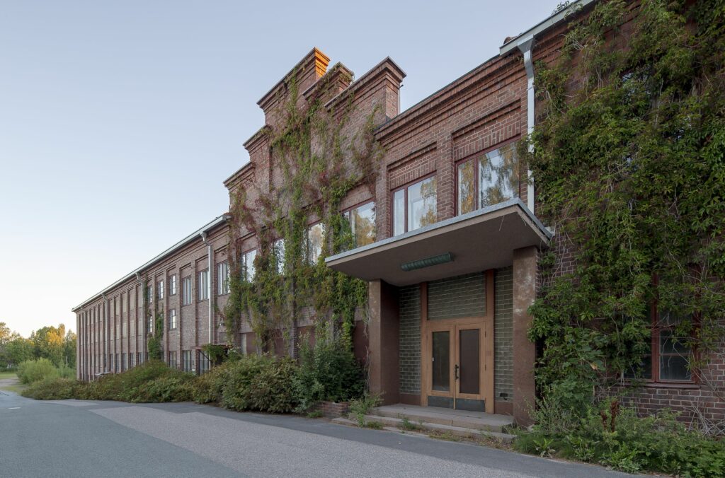Riihimäen vanhan lasitehtaan punatiilinen rakennus.