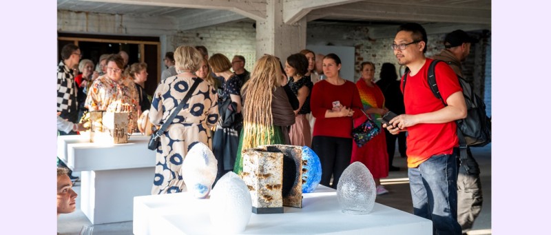 Ihmisiä Finnish Glass Biennale avajaisissa