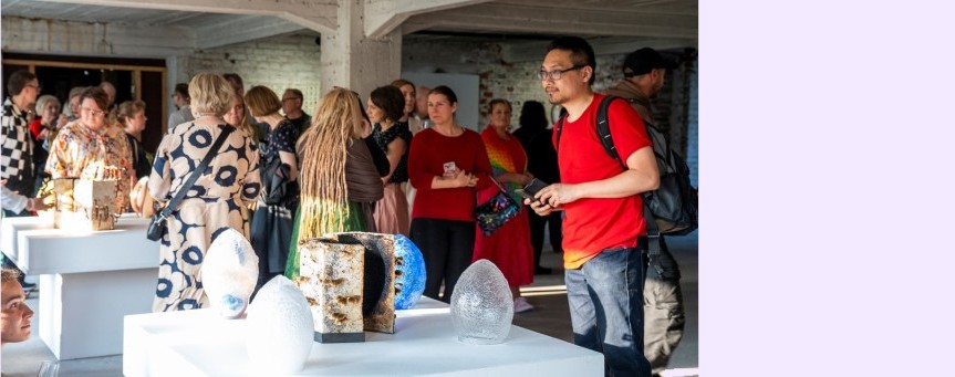 Ihmisiä Finnish Glass Biennale avajaisissa